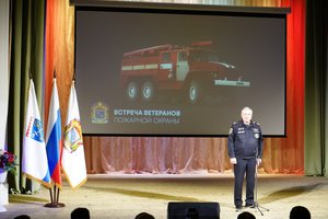 Николай Бакунович принял участие в торжественной встрече ветеранов пожарной охраны в Кировском ДК